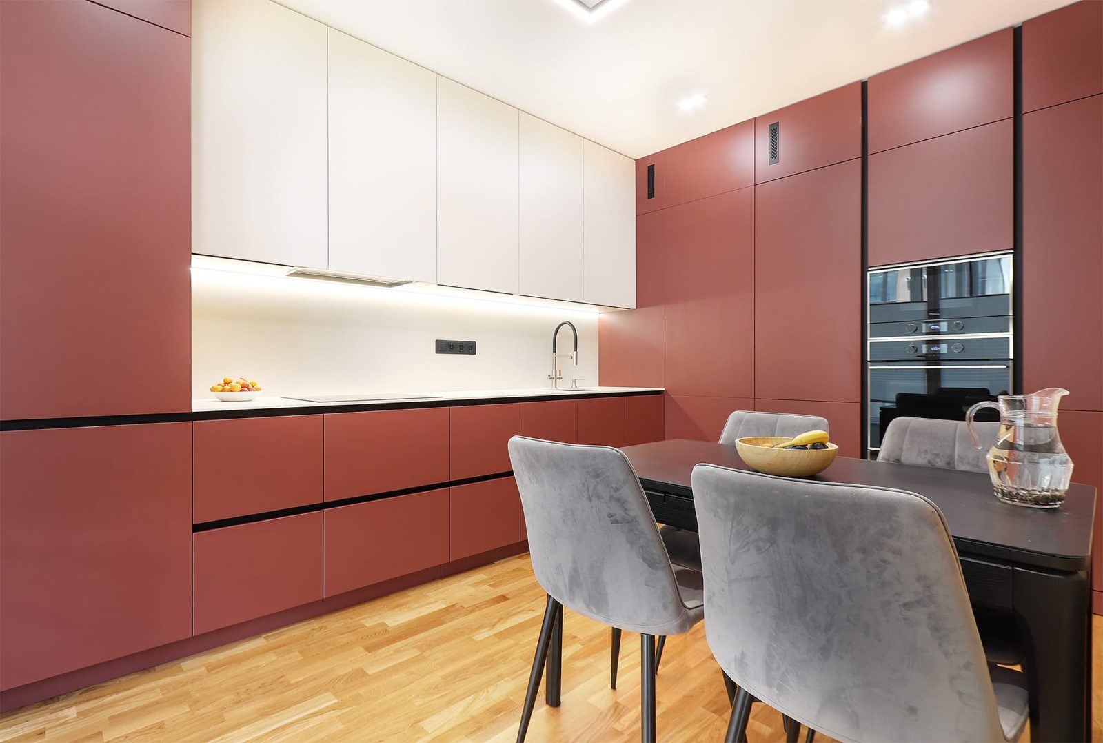 Terracotta-red kitchen with dining table