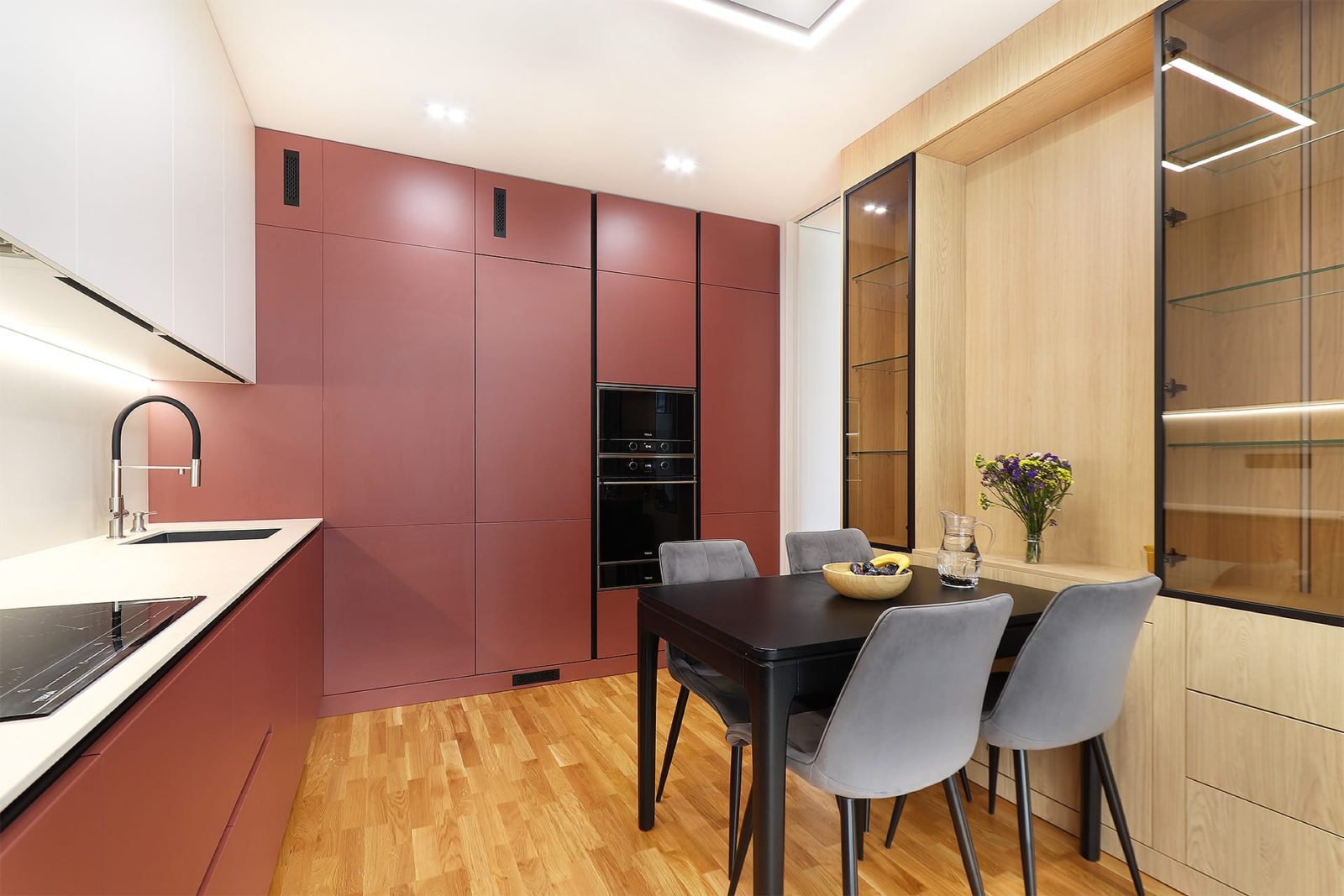 Kitchen and dining corner with glazed display cabinet