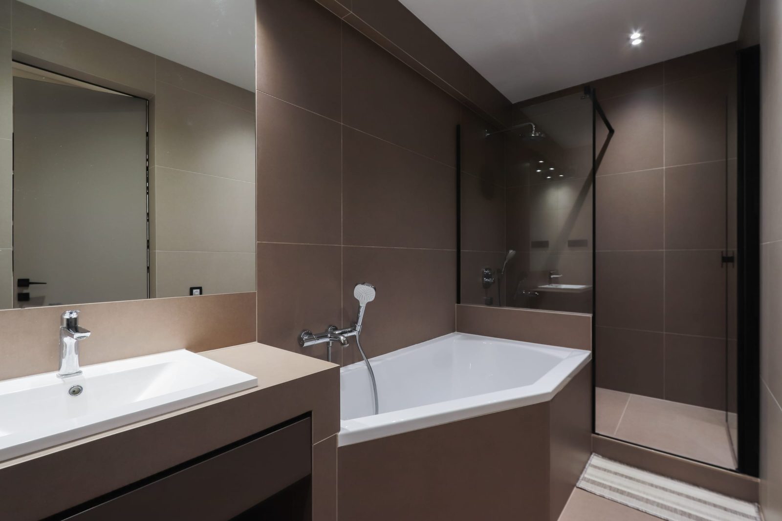 Bathroom with washbasin and corner bath